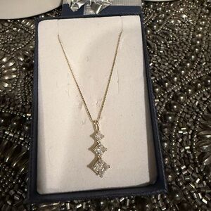 Elegant Gold Pendant Necklace